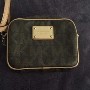Michael Kors cross body beauty. Clean, new